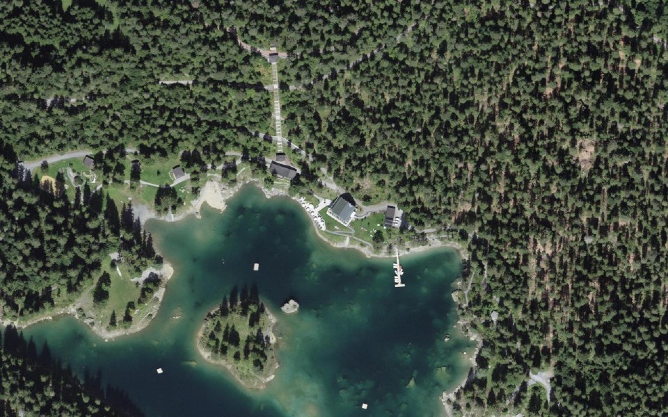 Luftbild mit Messpunkt: Caumasee