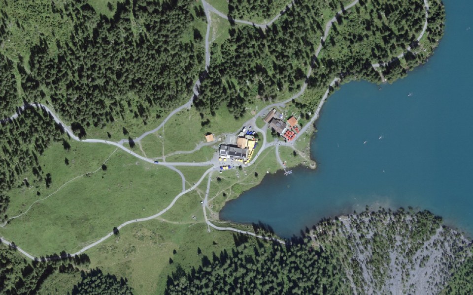 Luftbild mit Messpunkt: Oeschinensee