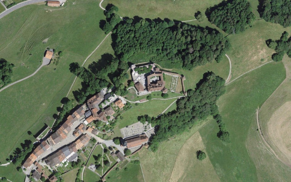Luftbild mit Messpunkt: Château de Gruyères