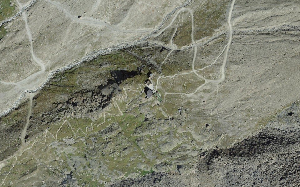 Luftbild mit Messpunkt: Weissmieshütte SAC